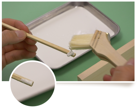 写真：木工接着剤を割り箸の先端にぬろう。